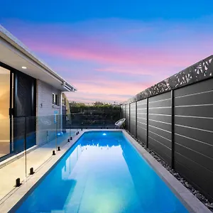 Holiday home Charming Group Getaway - 9 Mins To Burleigh, Gold Coast